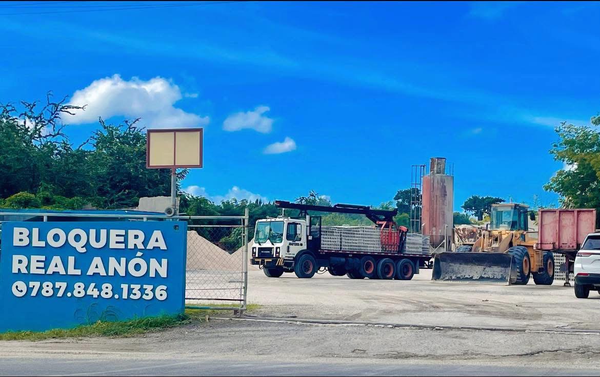 Entrada de Bloquera Real Anón en Ponce con camión cargado de bloques